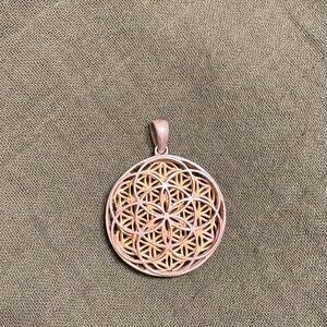 Elegant Gold Pendant Necklace